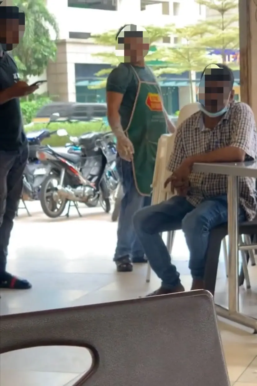 [VIDEO] Woman Mocks Mamak Worker For Kneading Dough With Bare Hands, Gets Slammed In Return