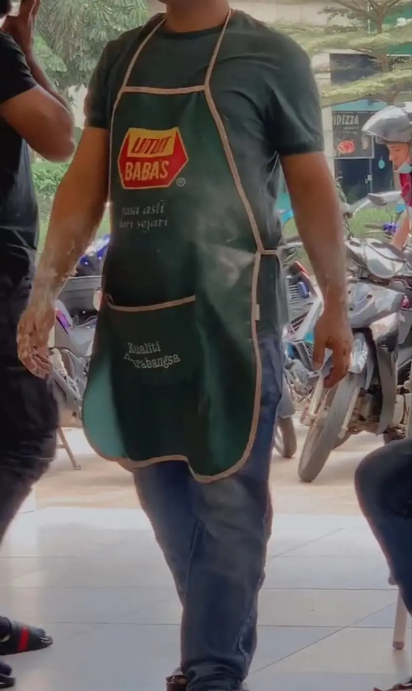 [VIDEO] Woman Mocks Mamak Worker For Kneading Dough With Bare Hands, Gets Slammed In Return