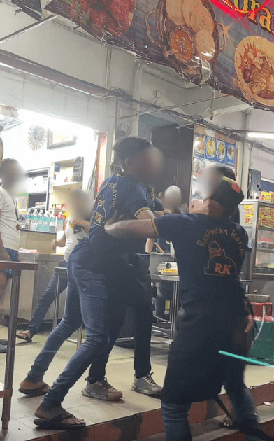 Mamak Workers Seen Fighting Outside Mamak