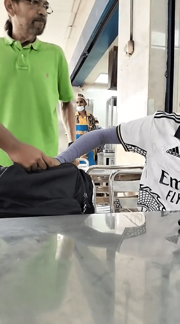 M'sian Man Gets Aggressive After Being Told Not To Smoke At Mamak Restaurant