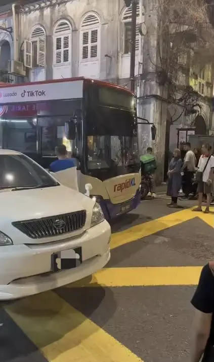 Man directing RapidKL bus at Petaling Street