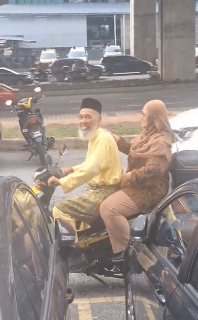 Man dressed in malay attire and ride a motorcycle to pick up his wife Screenshot 2025-02-07 111144 (3)