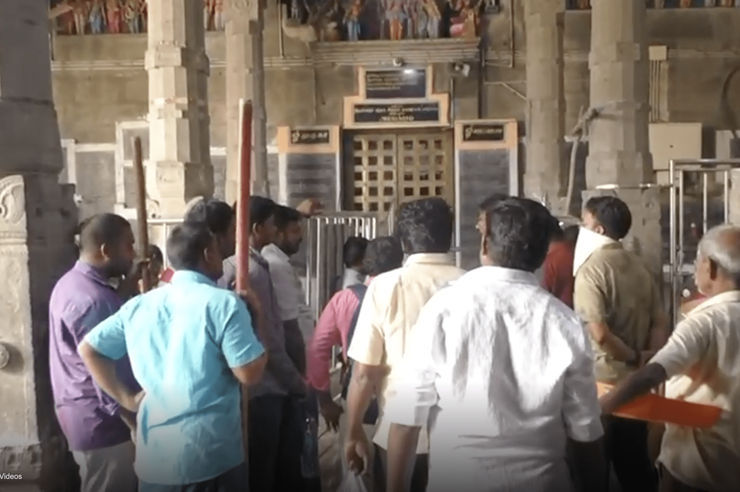 Man Drops Phone In Temple Donation Box, Temple Claims It's ‘Deity’s Property’ & Refuses To Return It 00