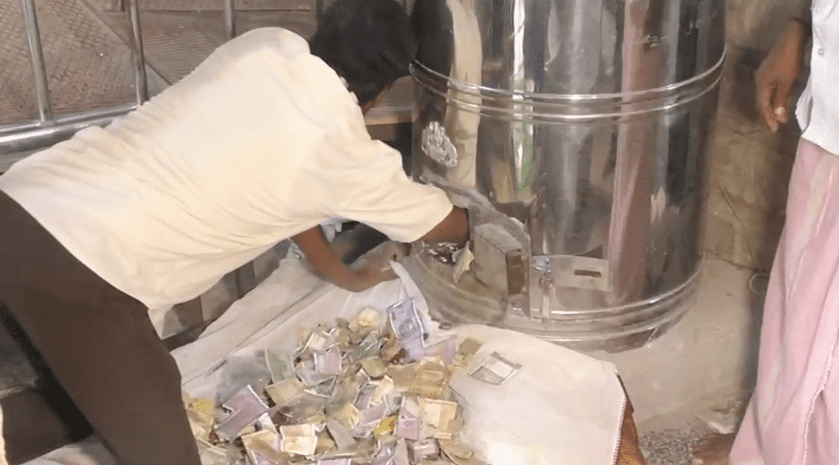 Man Drops Phone In Temple Donation Box, Temple Claims It's ‘Deity’s Property’ & Refuses To Return It 01