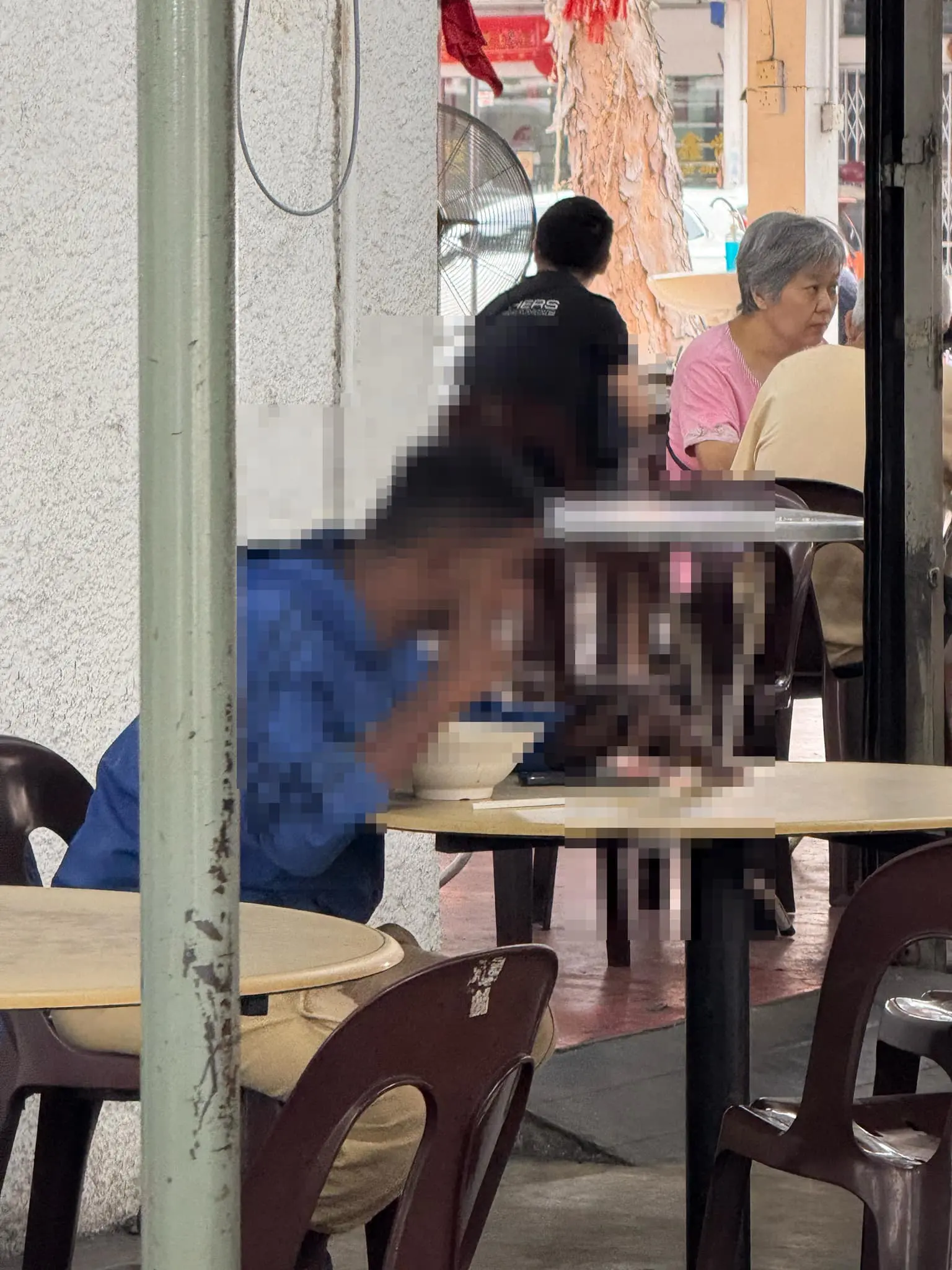 man eating at food court