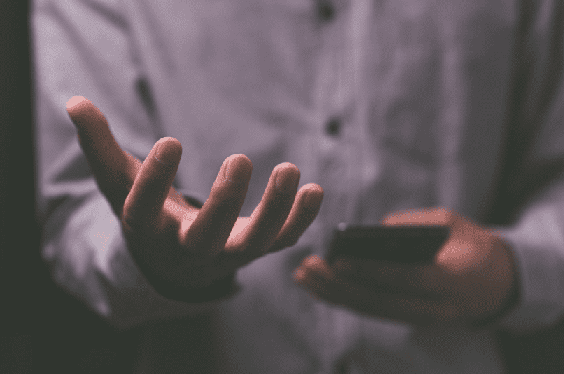 Man holding a handphone