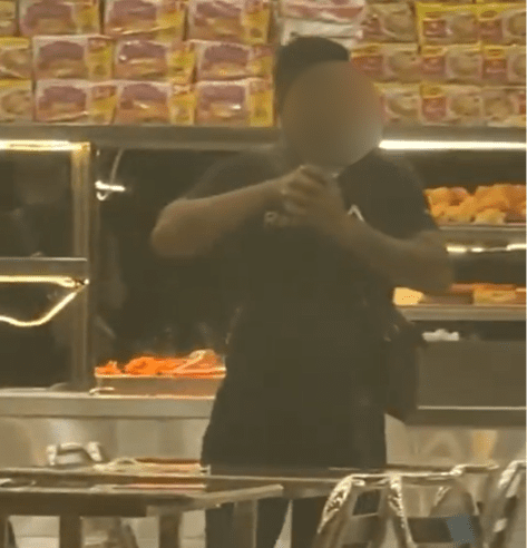 Man holds cleaver to his neck in Johor