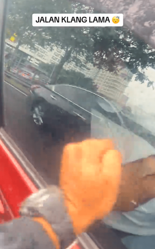 Man knocks on window to wake driver up