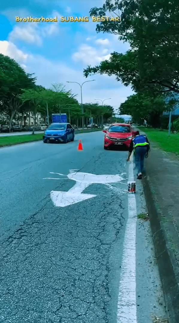 M'sian man paints arrow on the road in Subang