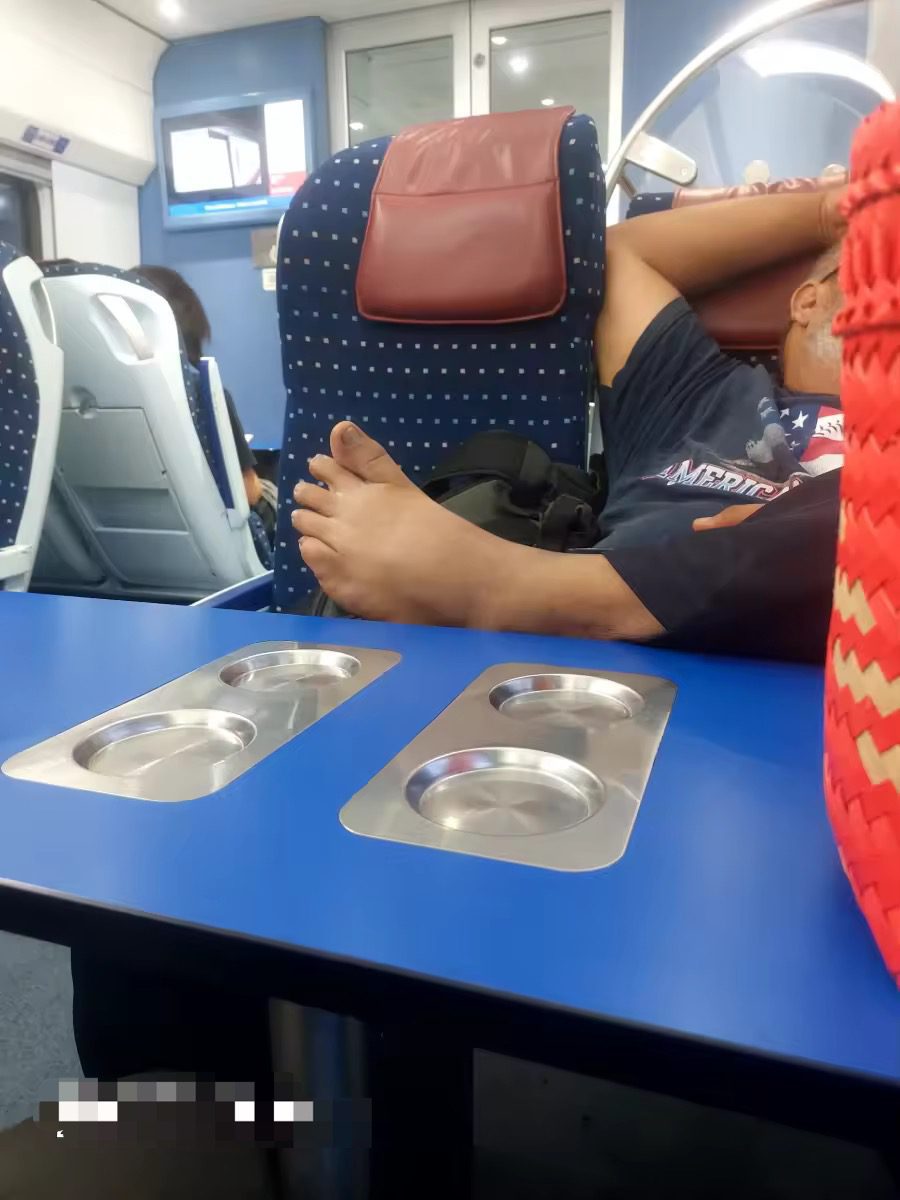 Man places foot on KTM table (1)