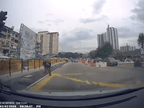 Man rushes outside to the road