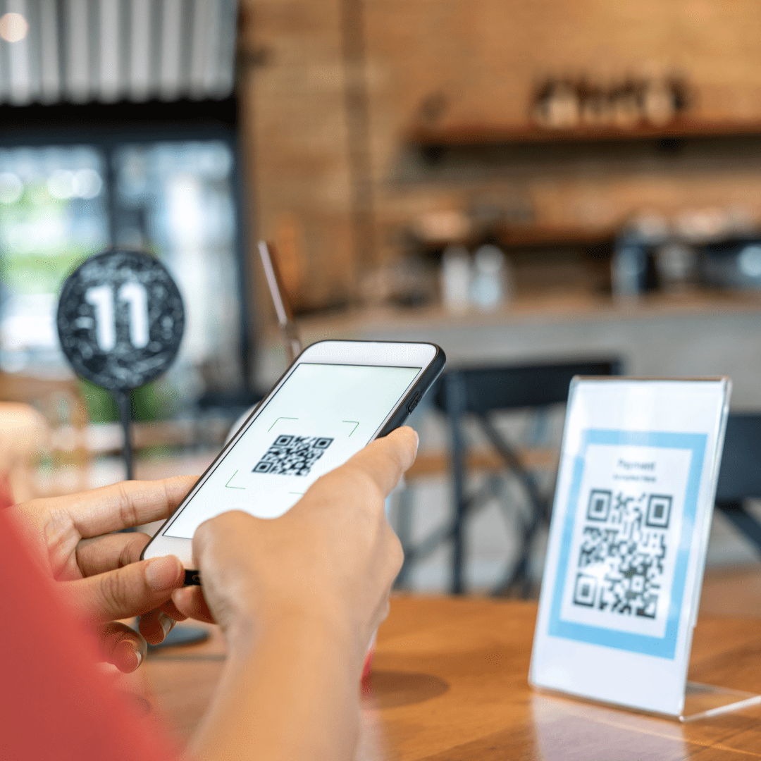 man scanniing qr code to pay