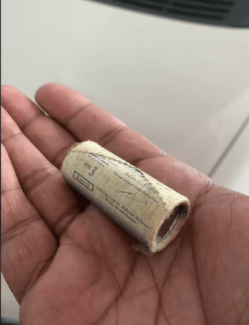 man showing duit raya given by tun m