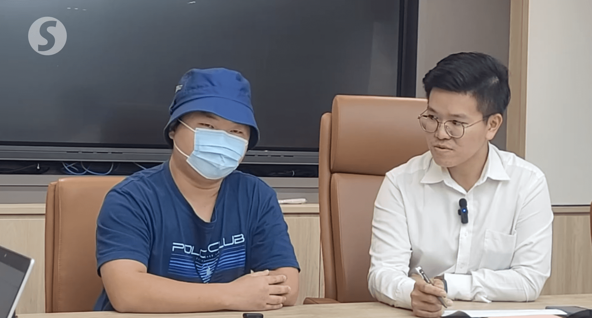 Lim tells of alleged extortion while MCA Johor youth chief Heng Zhi Li looks on