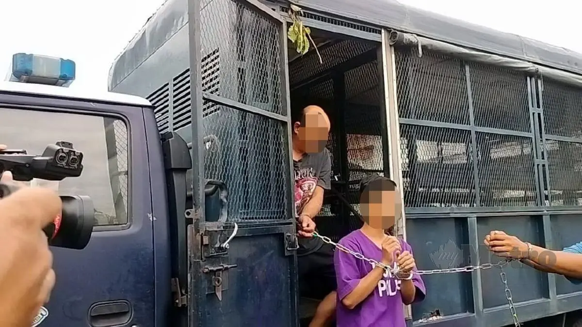 Man who stabbed mother in Johor handcuffed