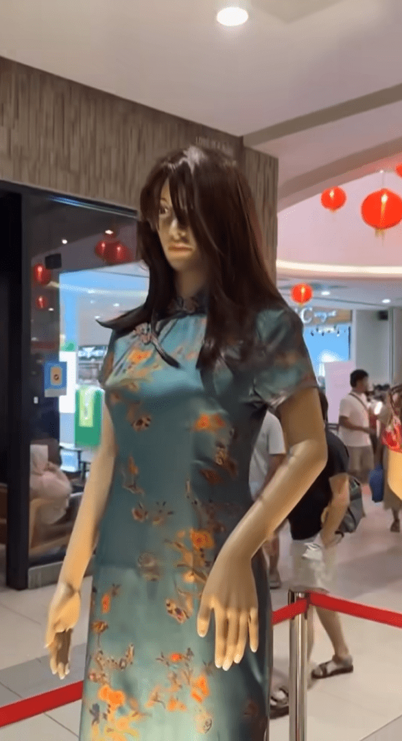 Creepy CNY Mannequin At KL Mall Freaks M'sians Out