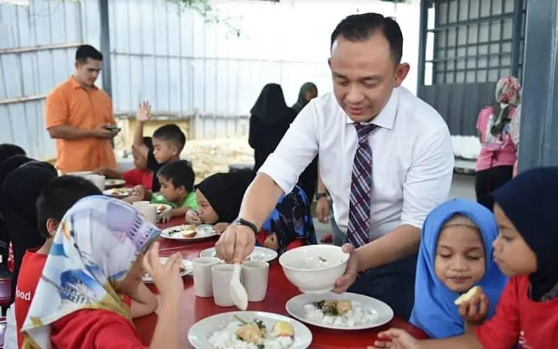 Former education minister introduces free food programme
