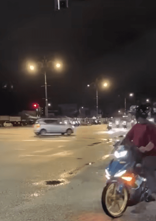 Mat rempit running red light