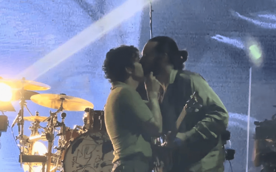 Matt Healy of The 1975 kissing the bassist