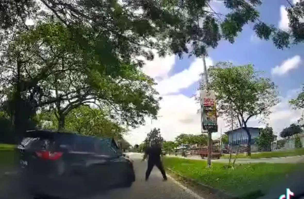 Mazda SUV Runs Over Lorry Driver In Kajang, Sends Him Flying Onto Road Divider