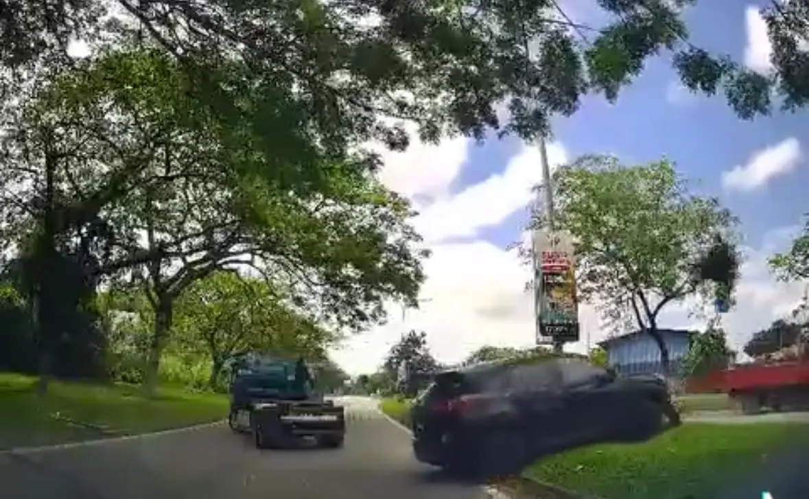 Mazda SUV Runs Over Lorry Driver In Kajang, Sends Him Flying Onto Road Divider