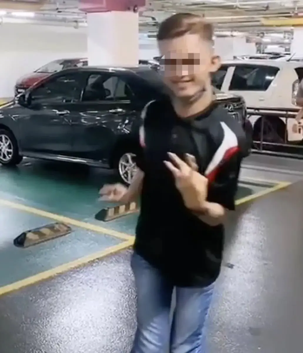 men acting as OKU to get a parking slot in kl shopping mall 2