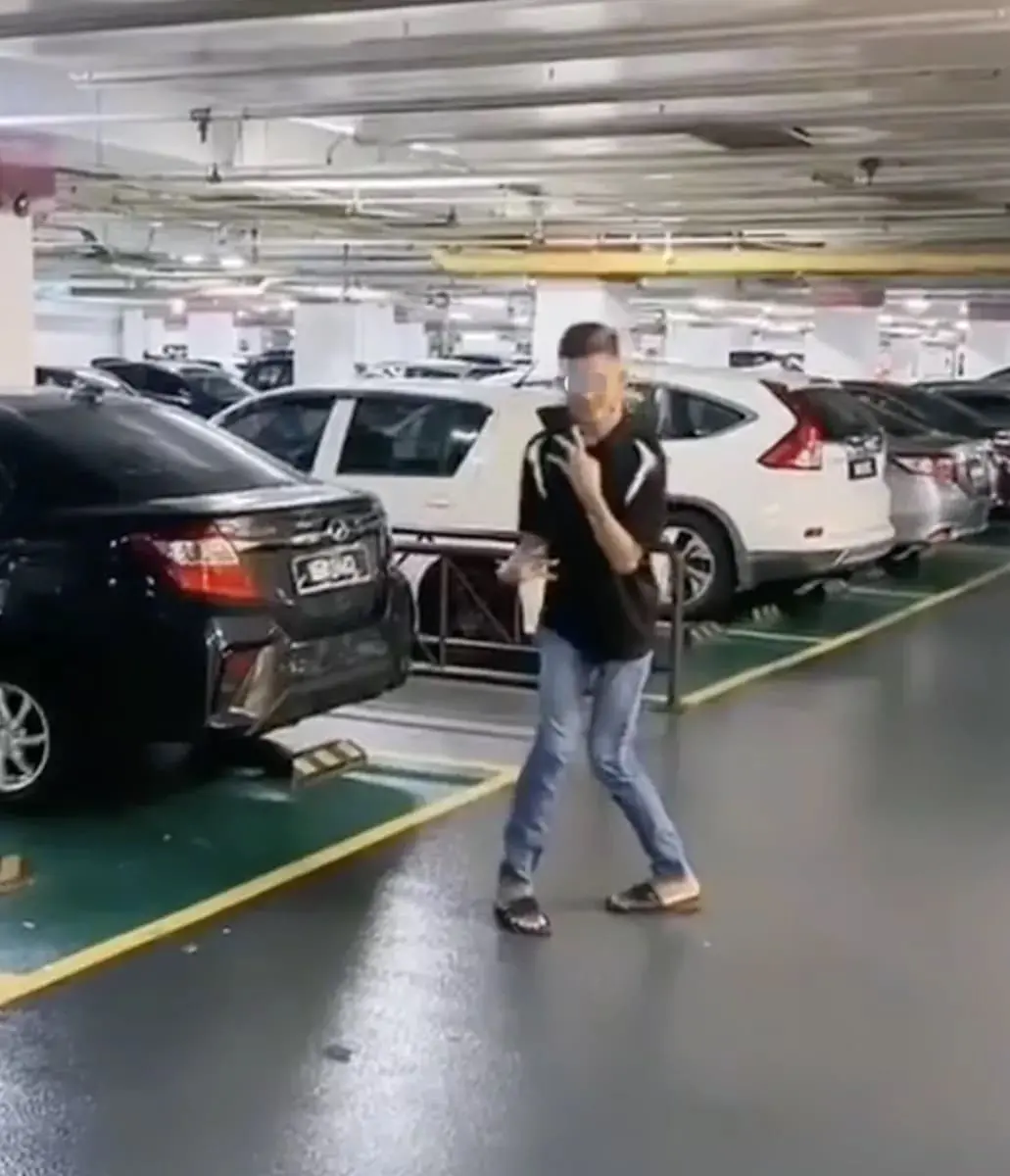 men acting as OKU to get a parking slot in kl shopping mall 3