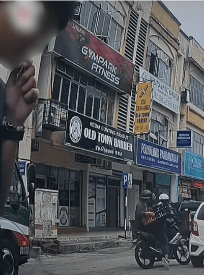 Men flee after stealing bread