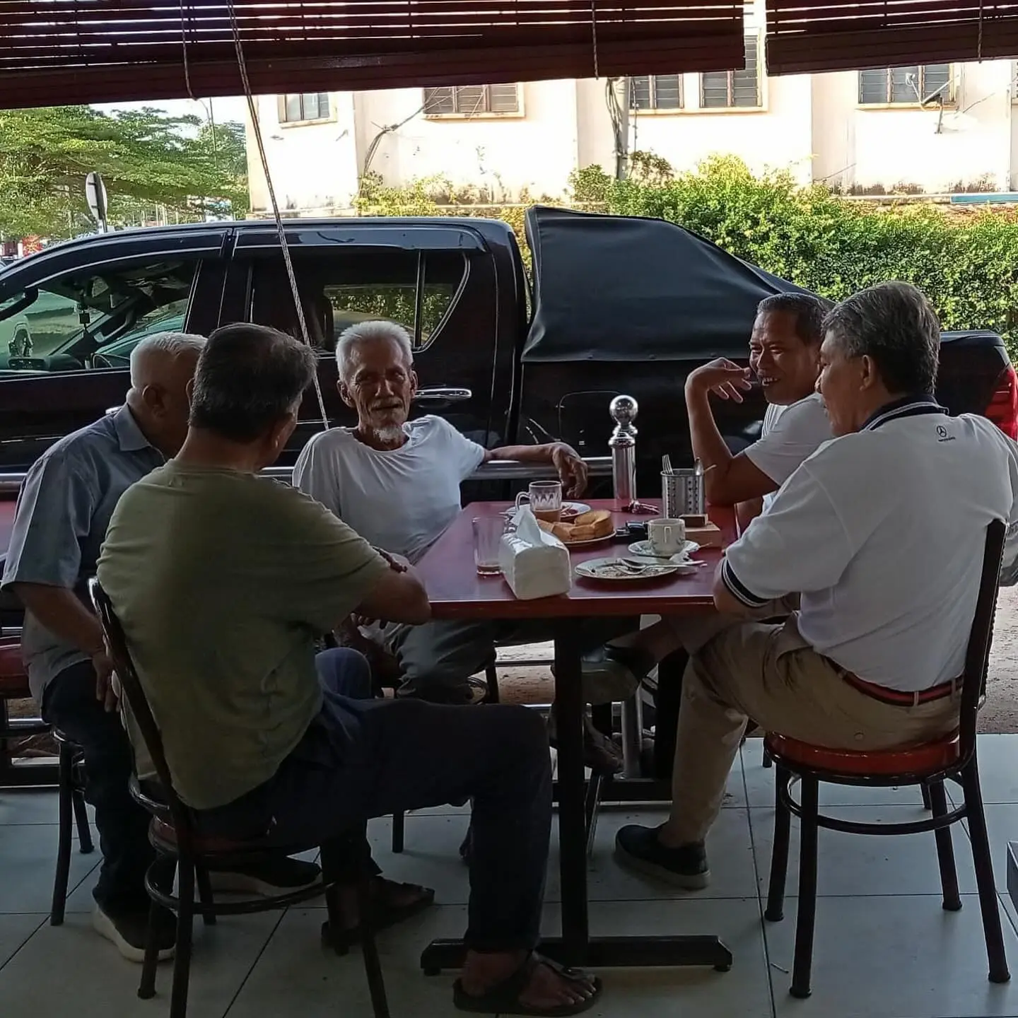 Minister of Foreign Affairs hanging out at eatery