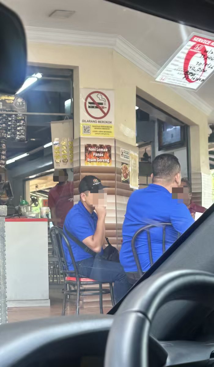 MOH officer smoking at mamak