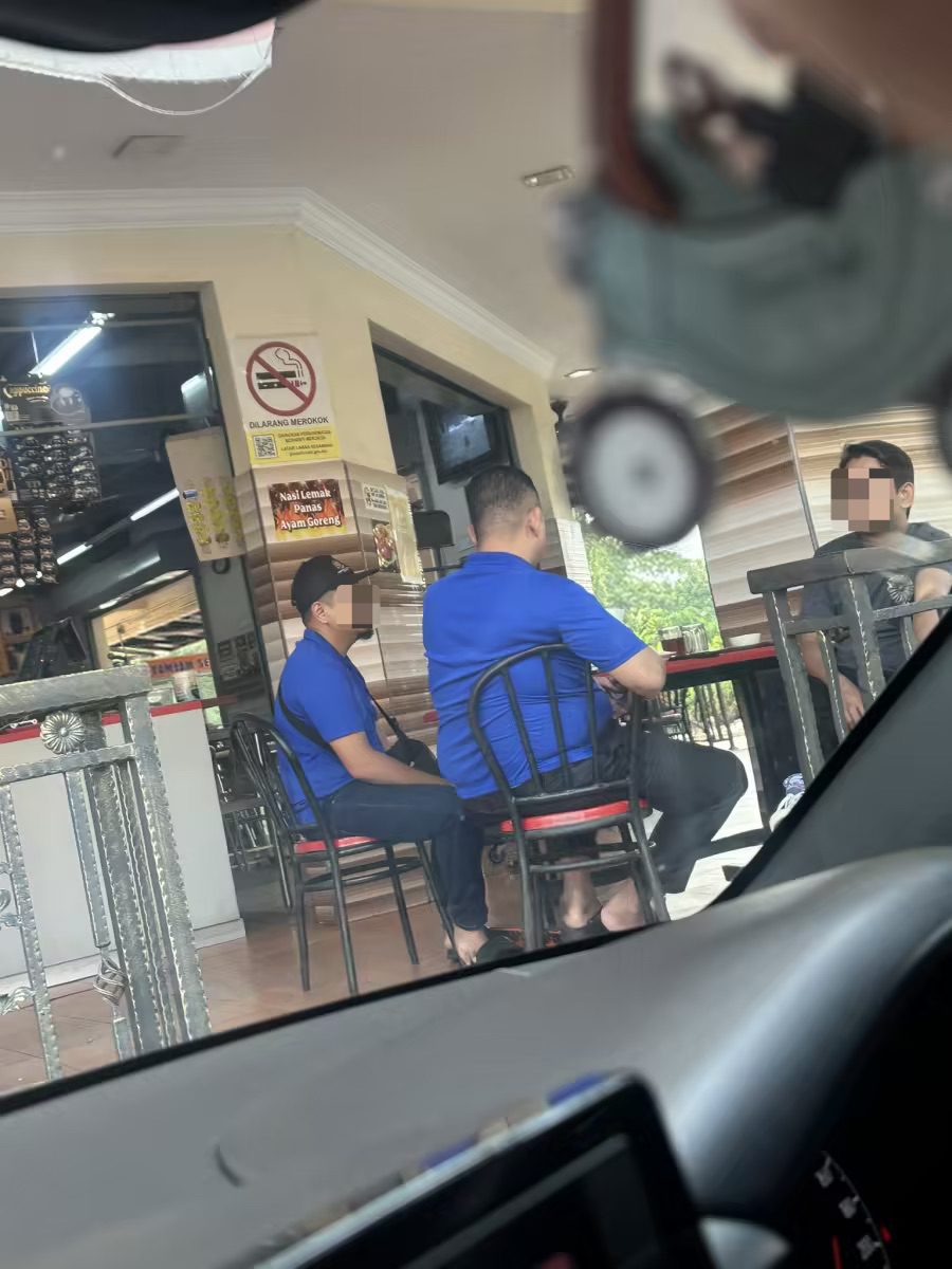 MOH officers smoking at mamak (2)