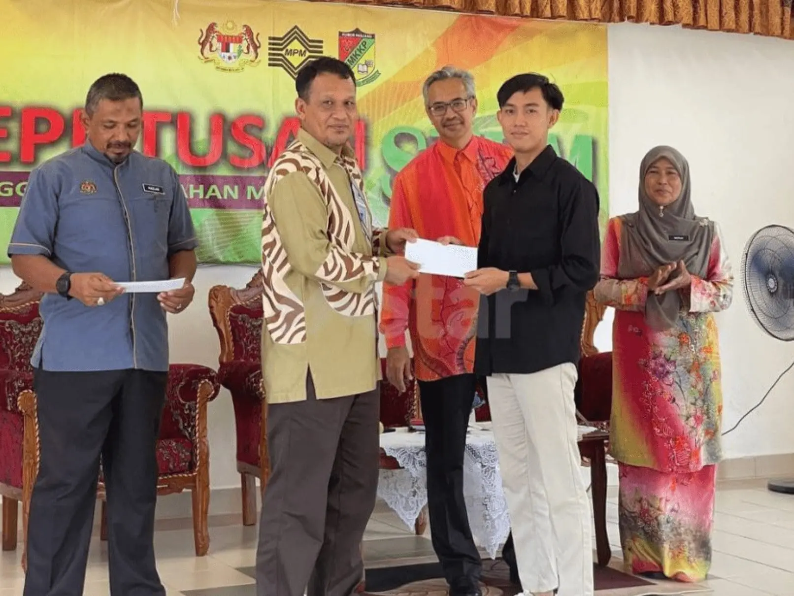 Mohamad Noor Omar Mokhtar Abdul Rahman receives award