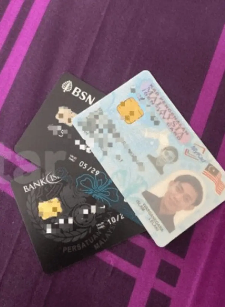 Mohamad Noor Omar Mokhtar Abdul Rahman receives his MykAd