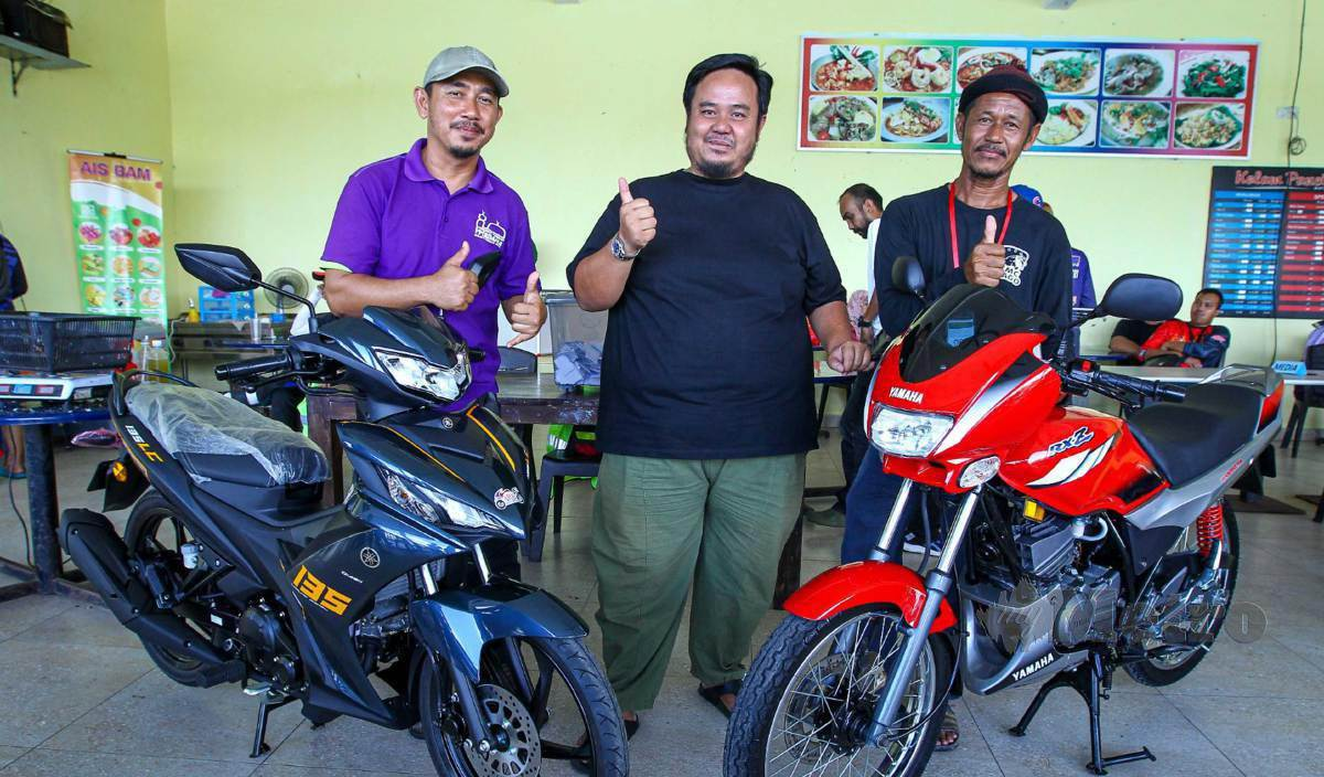 Mohd Razif Aini giving prizes to participants