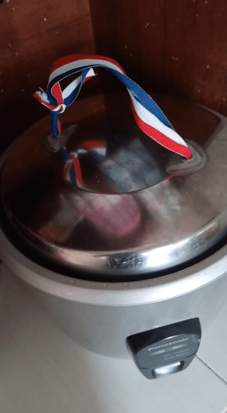mom uses medal strip as cooker's lid handle