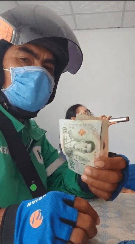 Thai Delivery Rider Gets Hired By Auntie Just To Hear Her Sing