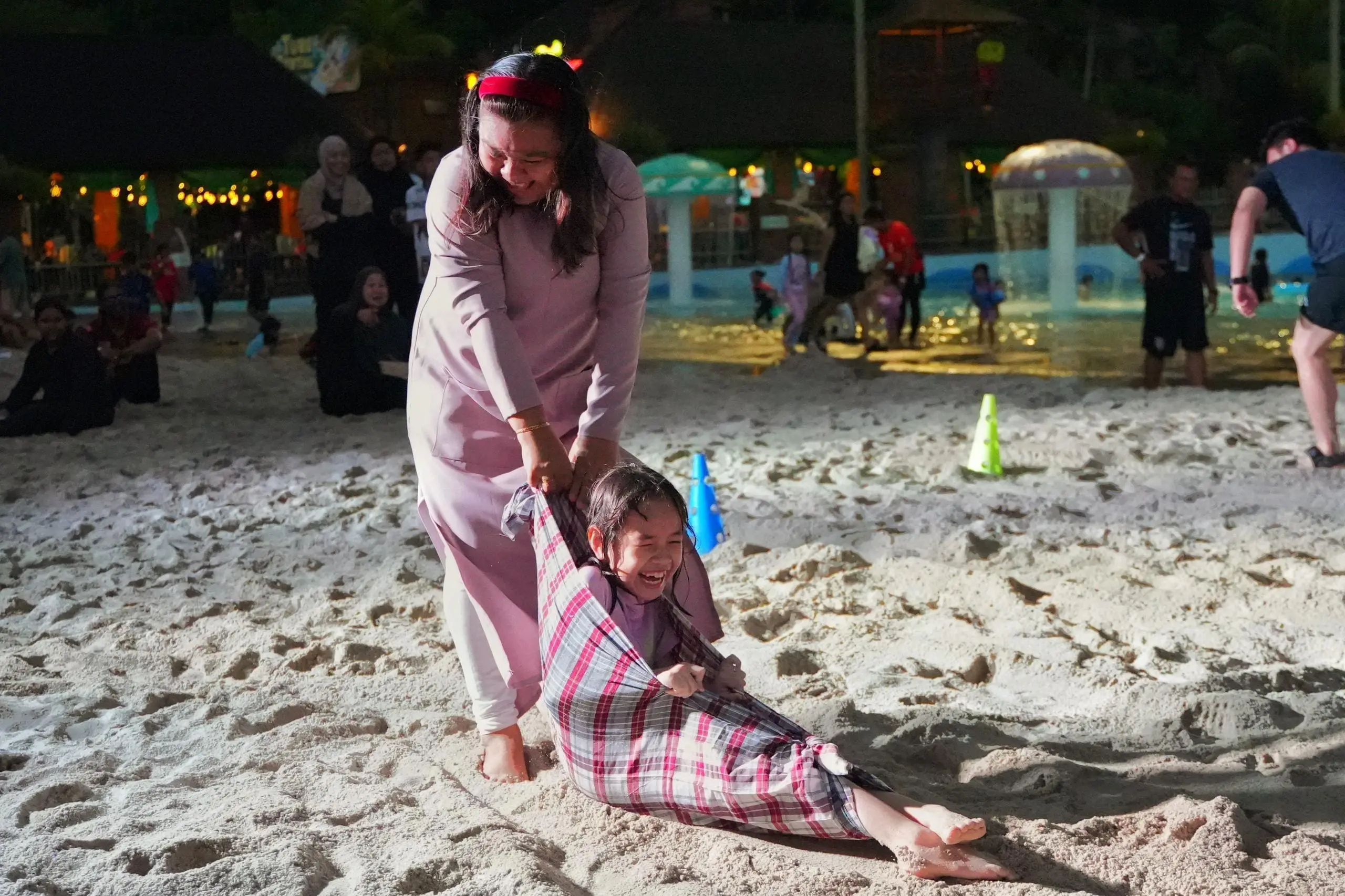 Mother daughter playing at RAYA SEJUTA WARNA