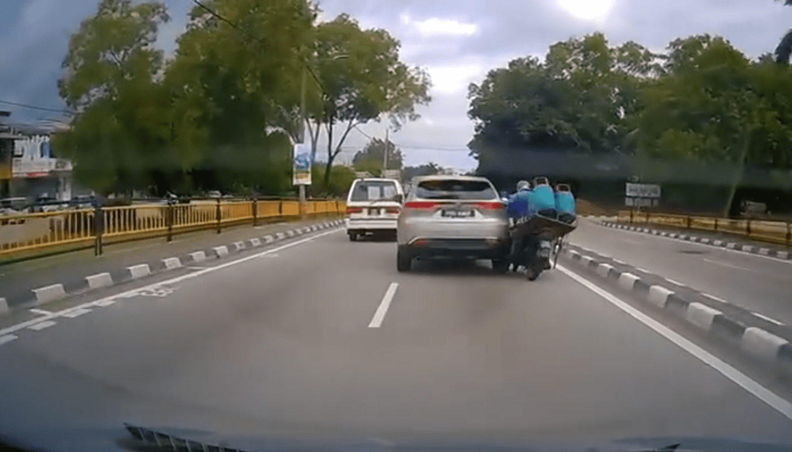 Motor crash beside police car (3)