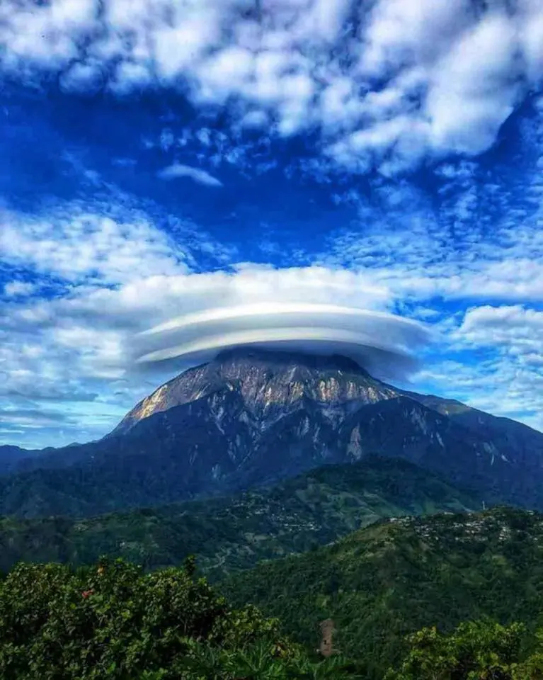 Stunning views of Mount Kinabalu 'wearing a hat' wow netizens