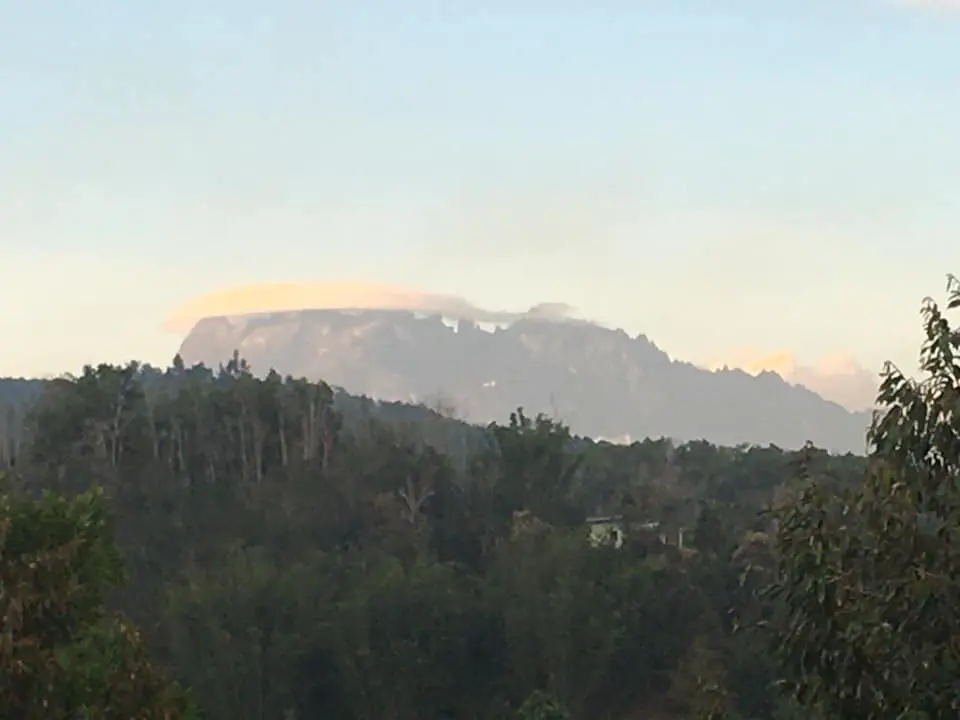 Stunning views of Mount Kinabalu 'wearing a hat' wow netizens