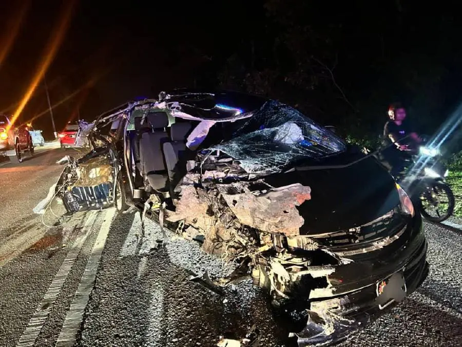 MPV severely damaged in Kluang road accident