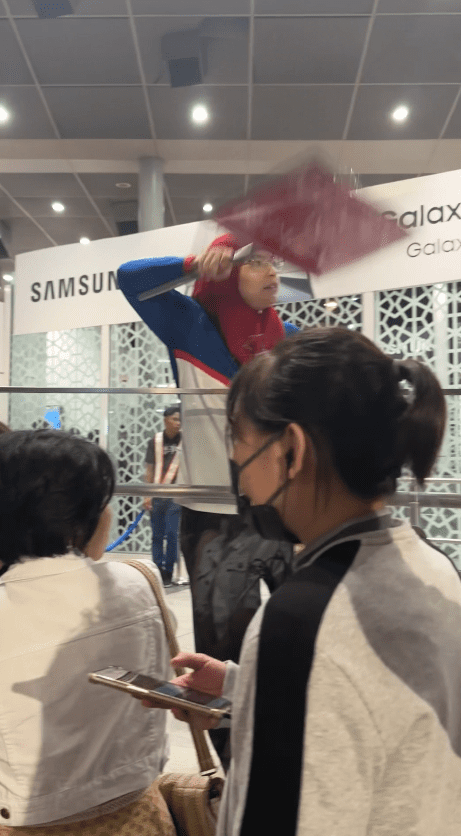 mrt staff fanning with the board the crowd at trx station
