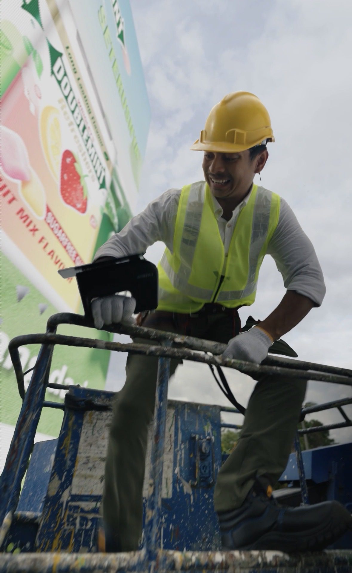 M’sian Billboard Worker Nearly Falls, Gets Pulled To Safety By Sofyank After Sudden Strong Wind Causes Scare
