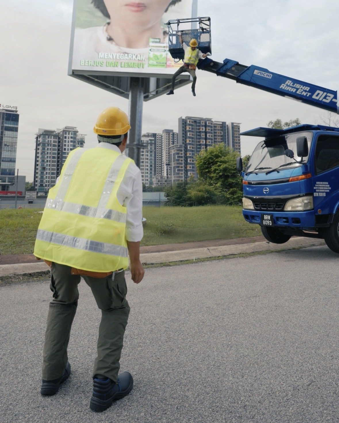 M’sian Billboard Worker Nearly Falls, Gets Pulled To Safety By Sofyank After Sudden Strong Wind Causes Scare