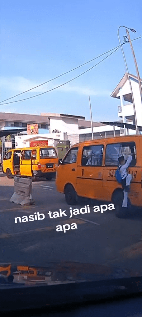 M'sian boy climbs out of bus window