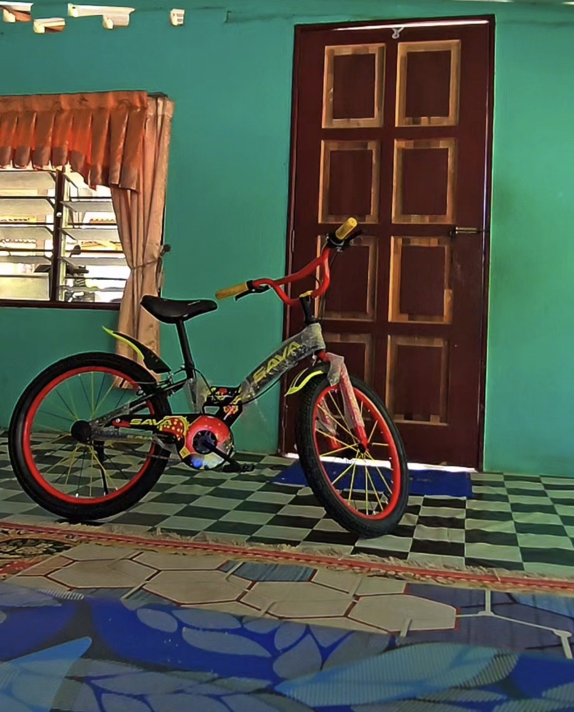 M’sian Buys Bicycle For His Youngest Sibling After Mum’s Death & Promises To Fill Her Place