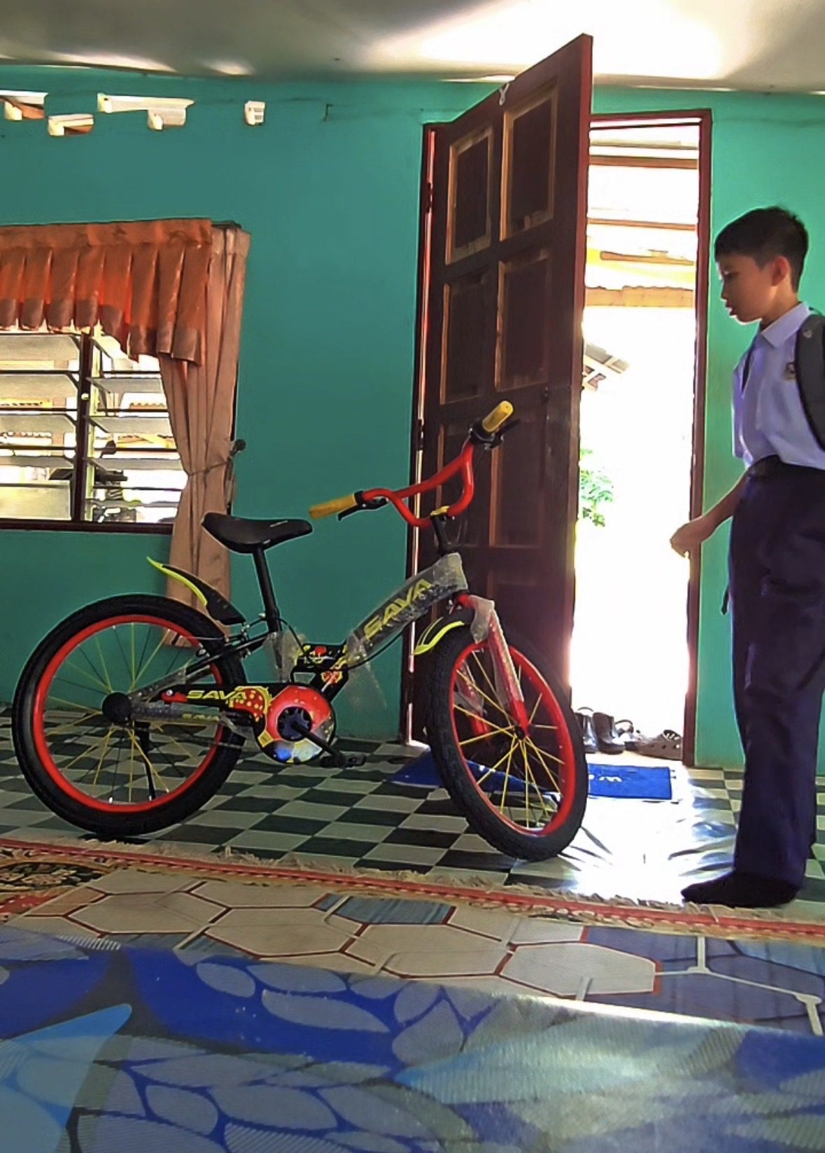 M’sian Buys Bicycle For His Youngest Sibling After Mum’s Death & Promises To Fill Her Place