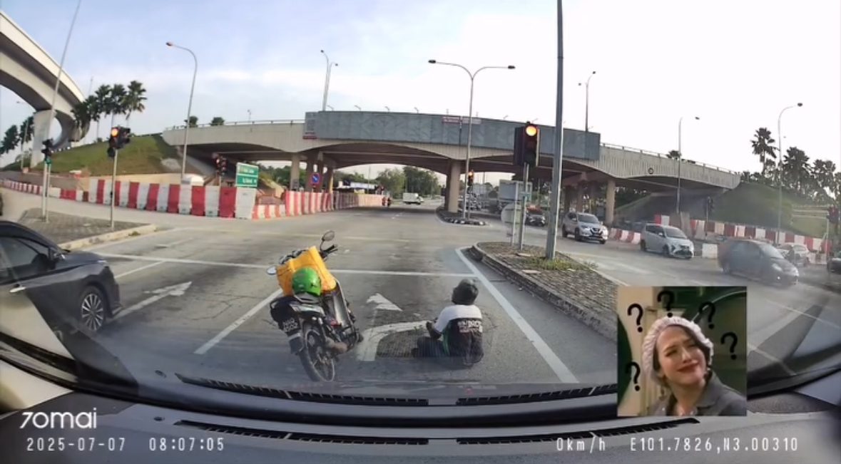 M’sian Casually Smokes In The Middle Of The Road, Refuses To Move Even After Light Turns Green