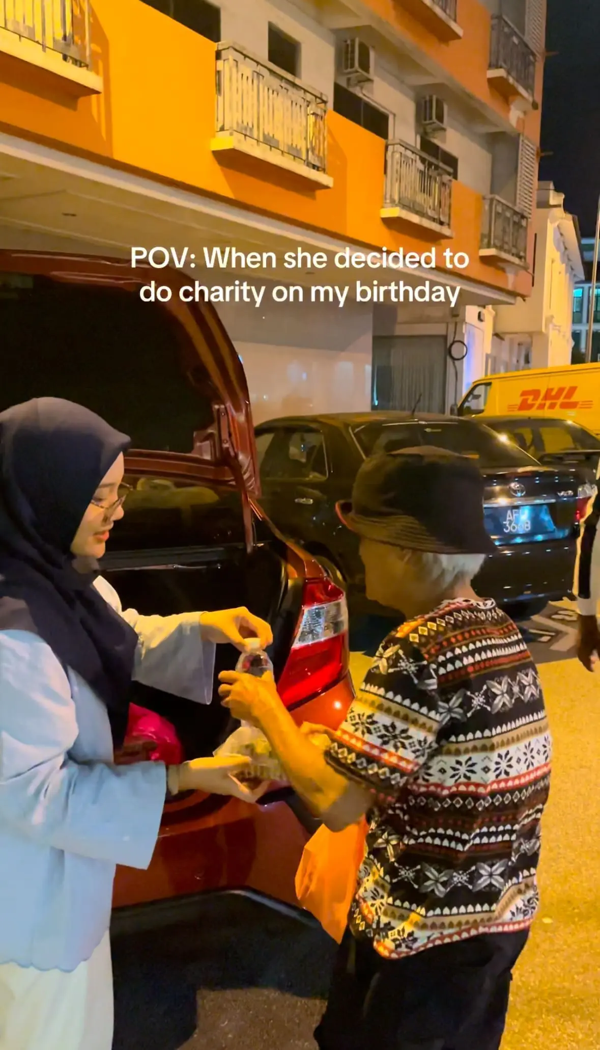 M’sian Celebrates Birthday By Sharing Food & Drinks With The Homeless