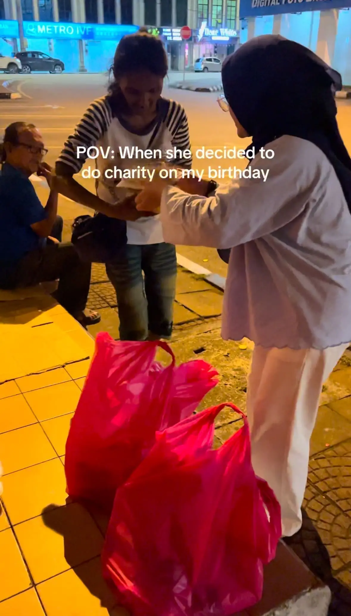 M’sian Celebrates Birthday By Sharing Food & Drinks With The Homeless